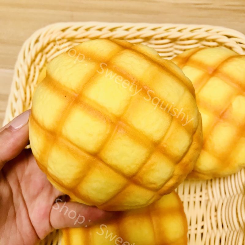 ของเล่นบีบสกุชชี่ รูปขนมปังสับปะรด สีม่วง สีเหลือง ขนาดเล็ก