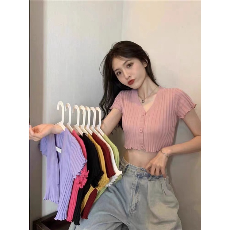 Dahong เสื้อไหมพรมแขนสั้น เสื้อผ้าแฟชั่นผู้หญิงแต่งกระดุมหน้า สีพื้น คอวี 510