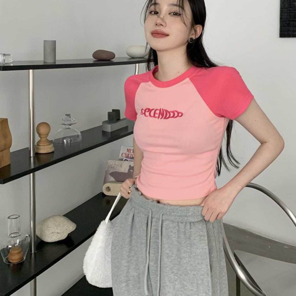 เสื้อครอปแขนสั้นพิมพ์ลายตัวอักษรสำหรับผู้หญิง ไตล์เกาหลี