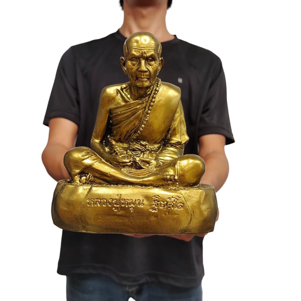 หลวงปู่หมุน วัดบ้าน จาน จ.ศรีสะเกษ สีทองเก่า ขนาดหน้าตัก 5 นิ้วสูงประมาณ 6 นิ้ว ใครมีบูชาจะหมุนหมุนลาภ