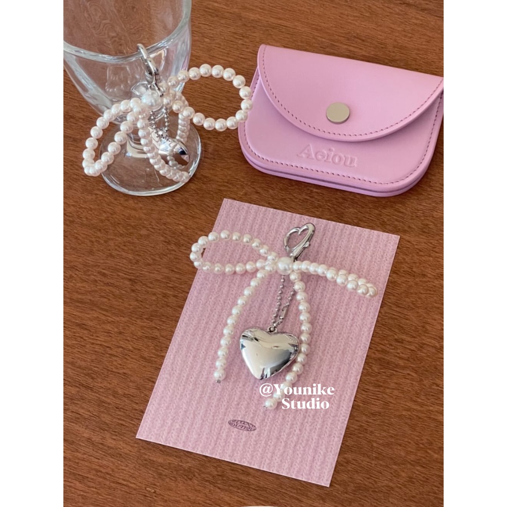 พวงกุญแจรถยนต์ จี้โบว์ ประดับไข่มุก สีเงิน สไตล์เกาหลี สําหรับ airpods