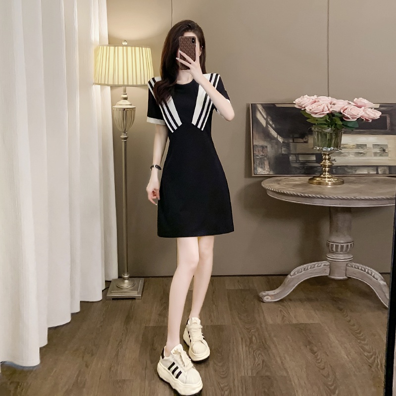 พร้อมส่ง✨ ประกบสีดำและสีขาวสไตล์เกาหลีแขนสั้นเอวลดความอ้วนชุดเดรสทรงเอแฟชั่นใหม่ประกบสลิมมิ่งความยา