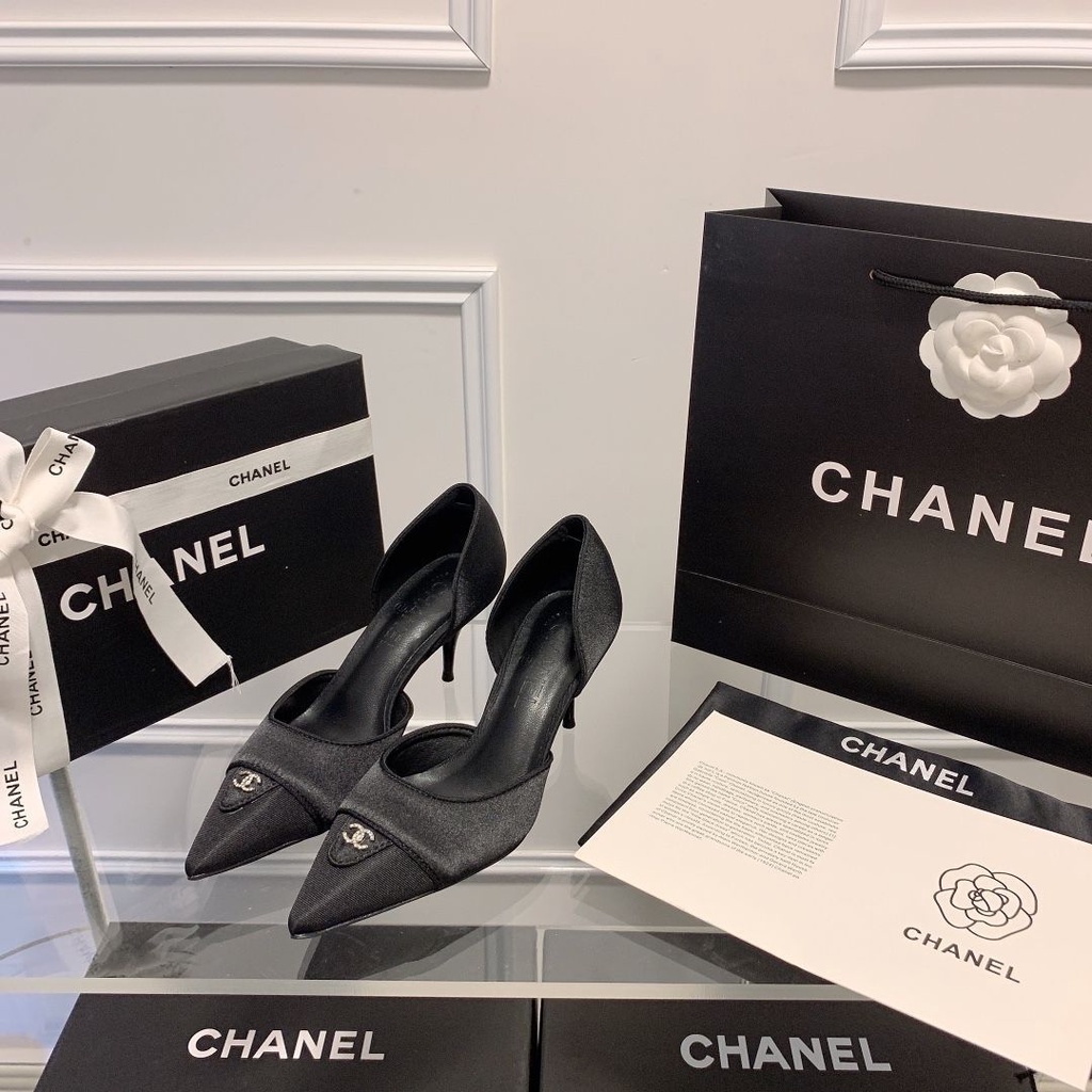 Chanel CHANEL รองเท้าส้นสูง ผ้าซาติน หนังวัวแท้ หัวแหลม แต่งรูกลวง แต่งพลอยเทียม สีดํา สําหรับผู้หญิง 2023