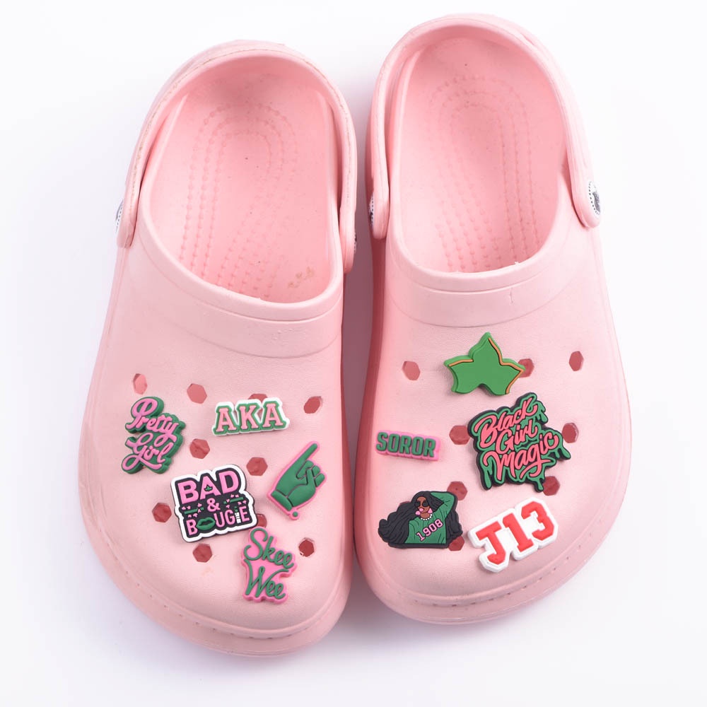 Jibitz Crocs Queen Club Jibits น่ารัก สีชมพู อุปกรณ์เสริม สําหรับตุ๊กตาบาร์บี้ รองเท้าผู้หญิง