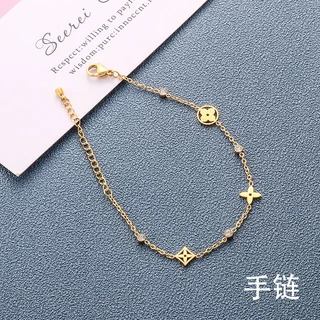 สร้อยข้อมือ เหล็กไทเทเนียม ชุบทอง 18K จี้รูปดอกไม้ ใบไม้สี่แฉก สไตล์เกาหลี สําหรับผู้หญิง