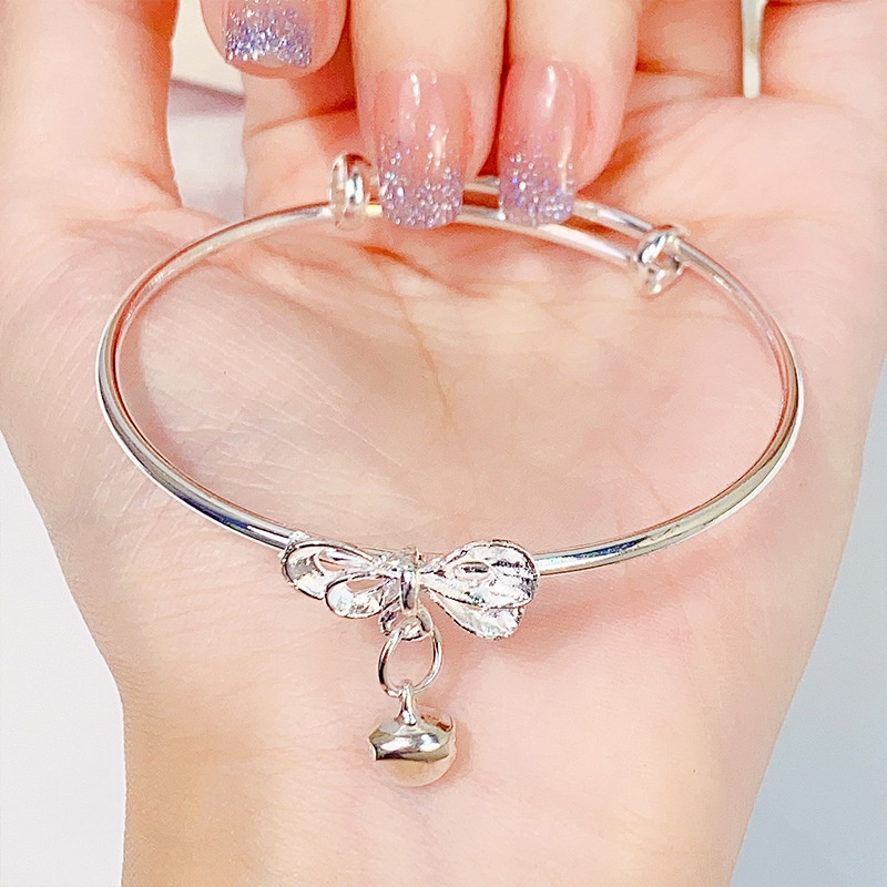 สร้อยข้อมือ กําไลข้อมือ ประดับโบว์ สีเงิน ปรับขนาดได้ พร้อมกระดิ่ง เหมาะกับของขวัญ แฟชั่นเรียบง่าย สําหรับผู้หญิง
