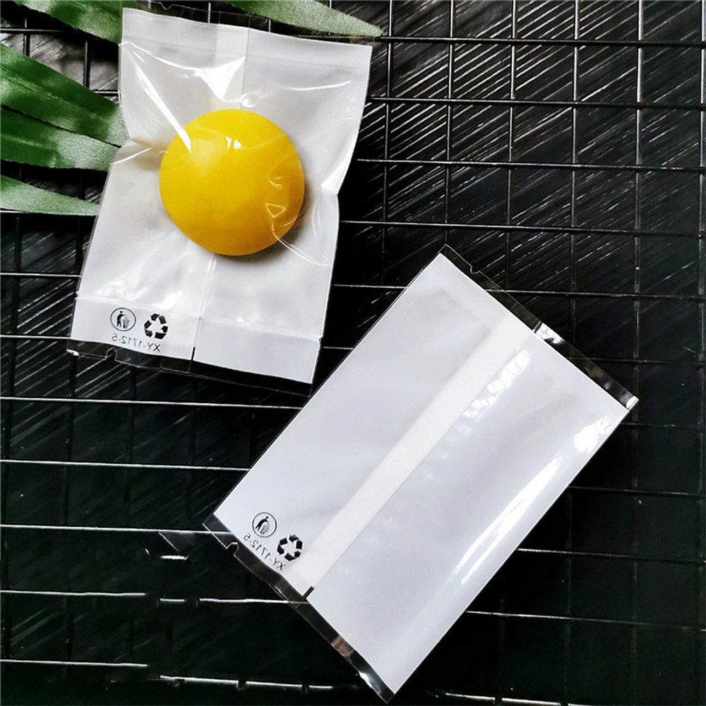 ถุงขนมคุกกี้ หน้าใสหลังขาว ซีลกลาง ลาย 2524 ขนาด 5.5x8.5cm (แพ็ค 100)