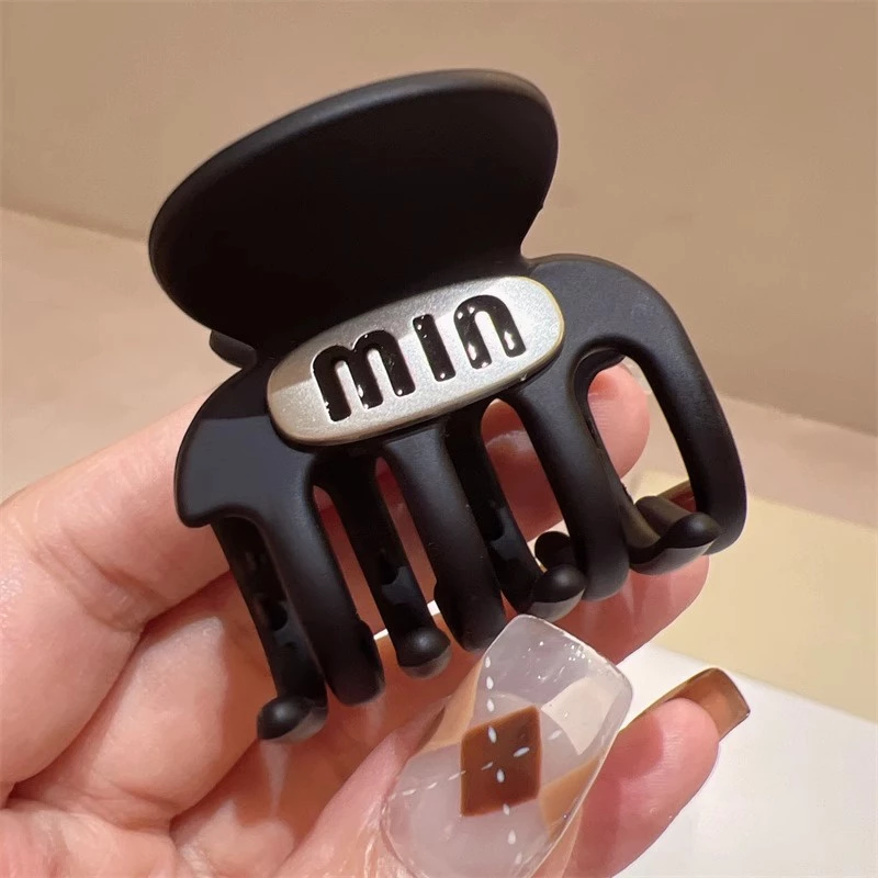 กิ๊บติดผมหางม้า ทรงสี่เหลี่ยม พิมพ์ลายตัวอักษร สีกาแฟ thumbnail 5