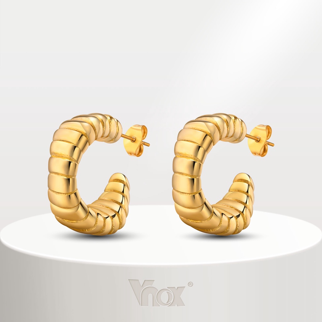 Vnox ต่างหูตะขอ รูปตัว C สเตนเลส ทอง 18K ลายนูน แฟชั่นคลาสสิก สําหรับผู้หญิง