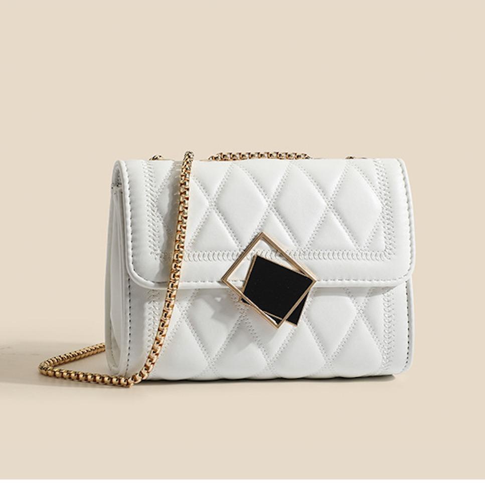 กระเป๋าสะพายข้าง ทรงเหลี่ยม ลายสก็อต สายสะพายโซ่สีทอง วัสดุหนังPU O2 Fashion