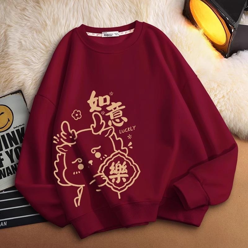 เสื้อกันหนาวแขนยาว คอกลม แบบสวมหัว พิมพ์ลายการ์ตูน CNY สีแดง เหมาะกับฤดูหนาว สไตล์จีน สําหรับผู้ชาย และผู้หญิง ไซซ์ M - 5XL 2024