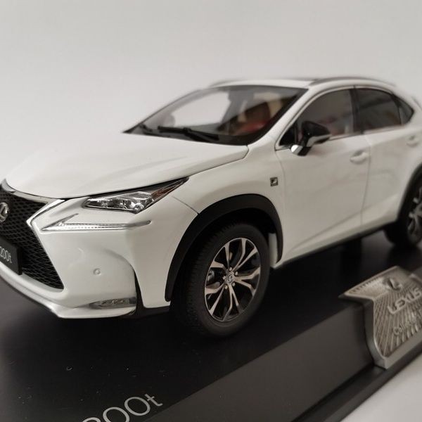 Ready Stock Original Factory LEXUS NX Model LEXUS NX200T 1: 18 Alloy Car Model Jewelry