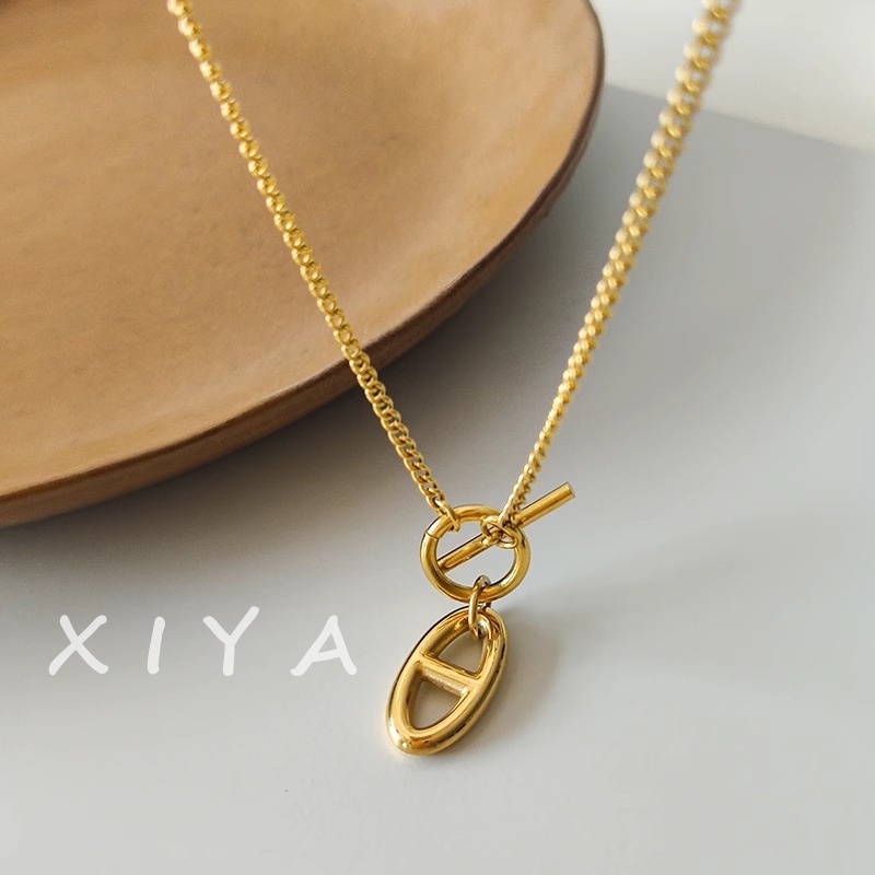 Xiya สร้อยคอไทเทเนียม จี้ตัวอักษร OT หัวเข็มขัดหมู เข้าได้กับทุกชุด ราคา ถูกที่สุด ดีลบีเคเค