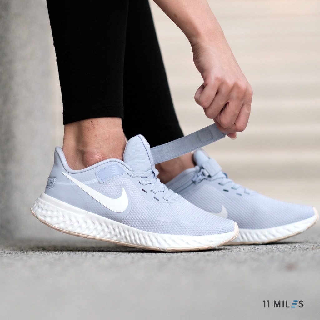 รองเท้าวิ่งผู้หญิง Nike Revolution 5 FlyEase ของแท้ !!!! พร้อมส่ง