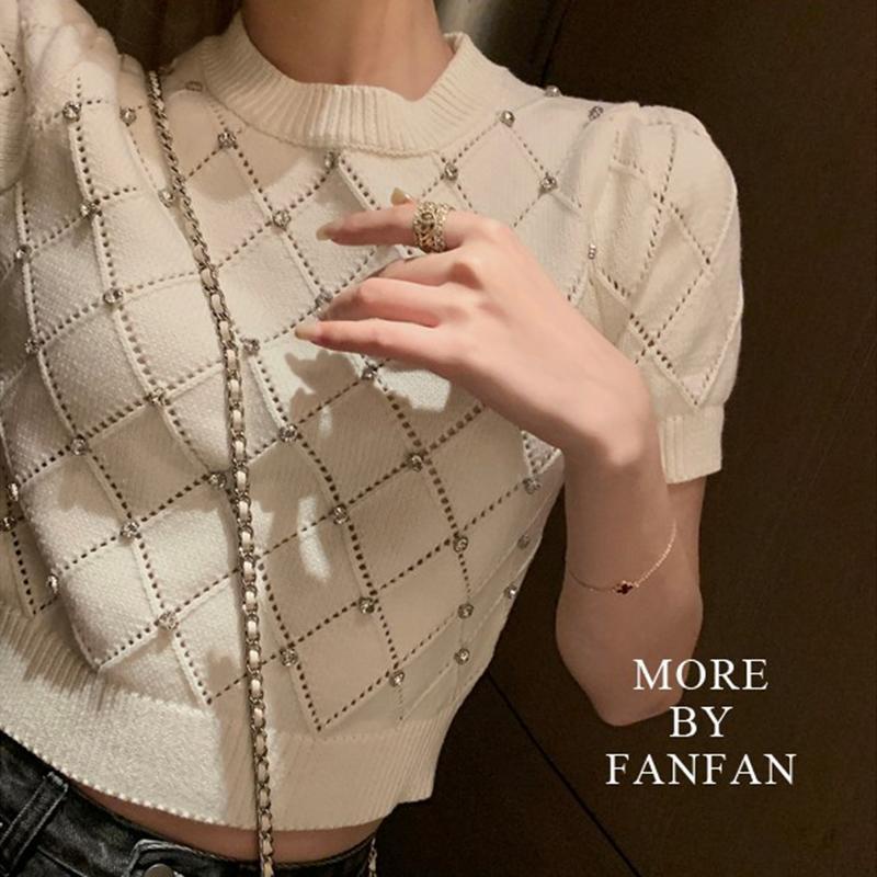 เสื้อยืดแขนสั้นถักสีขาวผู้หญิงฤดูร้อนออกแบบซอกไหล่อย่างเป็นทางการสลิมฟิต