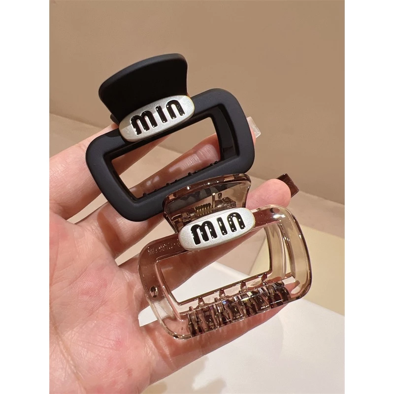 กิ๊บติดผมหางม้า ทรงสี่เหลี่ยม พิมพ์ลายตัวอักษร สีกาแฟ thumbnail 9