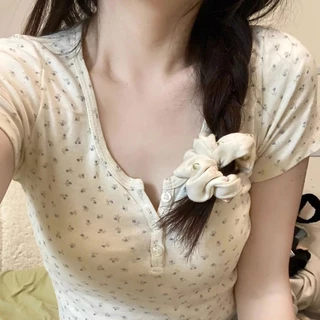 พร้อมส่ง เสื้อครอปเเขนสั้นสีนวลลายดอกไม้ น่ารัก คอกลม