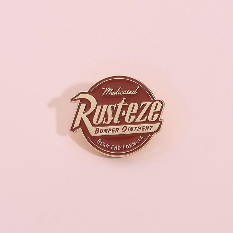 Racing Rustze Bumper Ointment เข็มกลัดเคลือบ Lightning McQueen Animated Metal Badpack กระเป๋าเป้สะพายหลังของขวัญจากเพื่อน