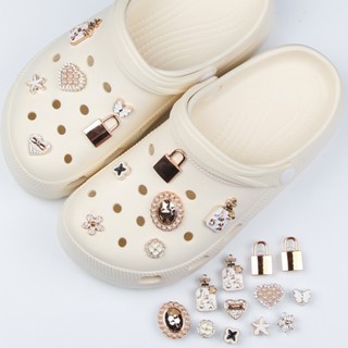 จี้Clog ตกแต่งชุดอุปกรณ์เสริมทั้งหมด Croc charm จิ๊บบิท Charm jitbitz Chainจิ๊บบิทติดรองเท้า Charm croc shoe Croc jibbitz Jibitz Charms Jitbitz Croc charm ตุ๊กตาติดรองเท้า jibbitz crocs ตัวติดรองเท้า crocs รองเท้า เครื่องประดับแฟชั่น