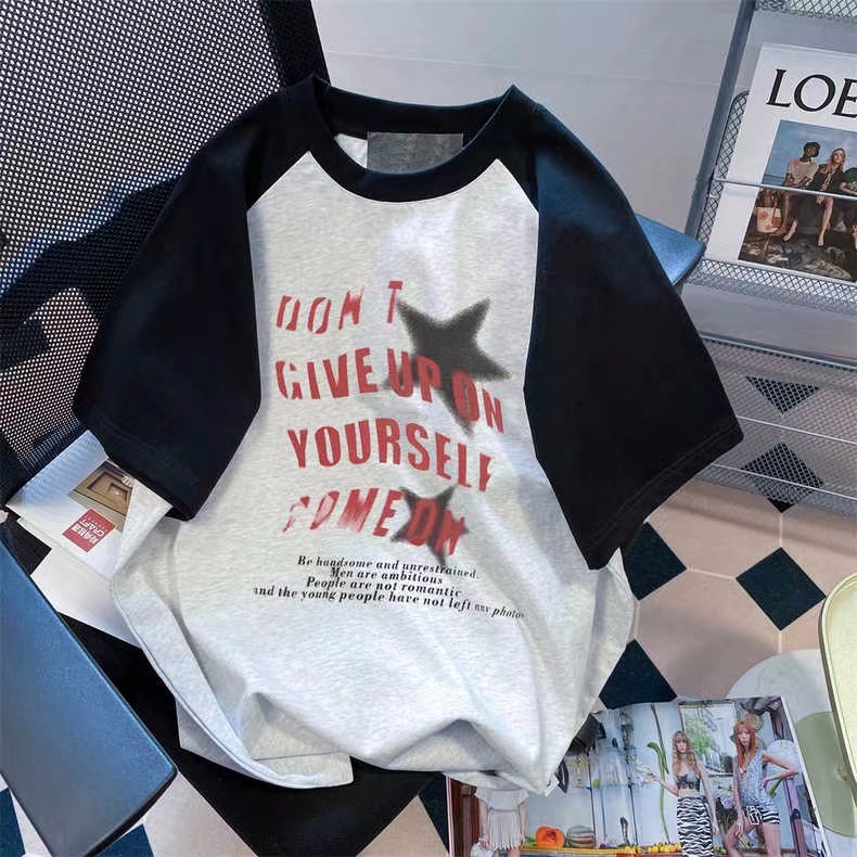เสื้อยืดแขนสั้น คอกลม ทรงหลวม สีคอนทราสต์ แฟชั่นฤดูร้อน สไตล์อเมริกันเรโทร สําหรับผู้หญิง