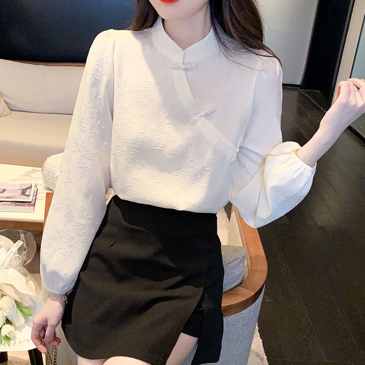 ใหม่ เสื้อเชิ้ตกี่เพ้า แต่งหัวเข็มขัด สีขาว สไตล์จีนย้อนยุค แฟชั่นฤดูใบไม้ร่วง สําหรับผู้หญิง 2024