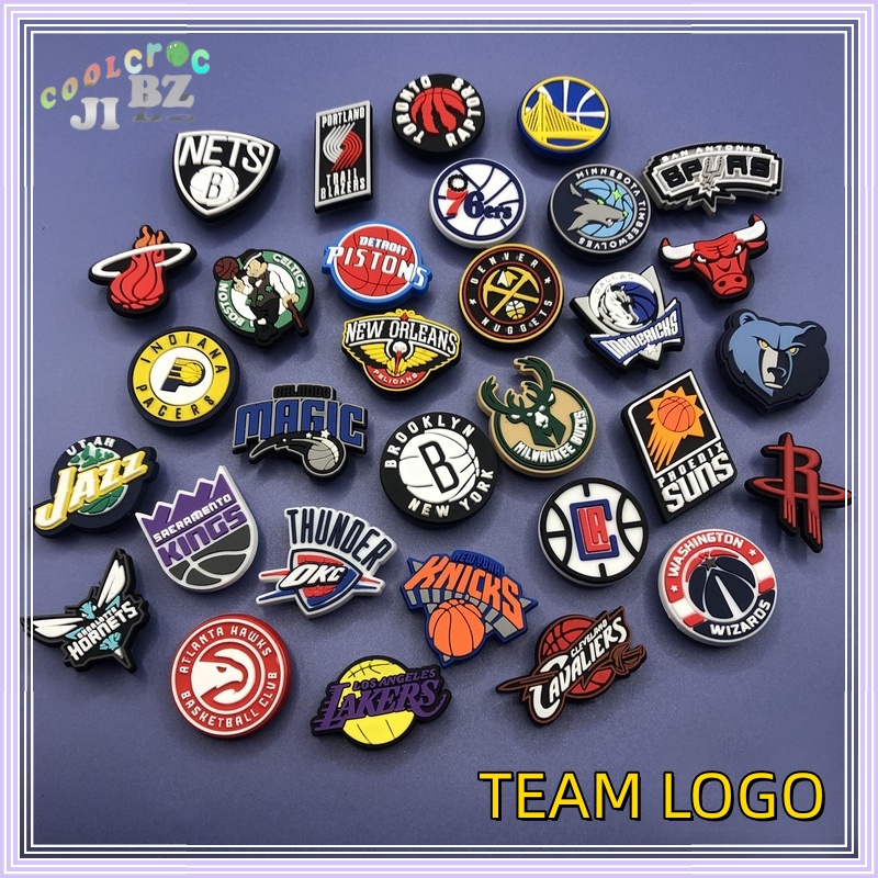 Jibbitz สําหรับ Crocs NBA ทีมโลโก ้ ออกแบบ Crocs Jibbitz รองเท ้ าอุปกรณ ์ เสริมหัวเข ็ มขัด Charms Clogs Pins