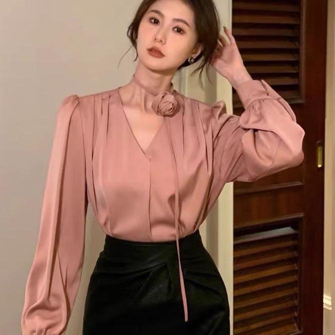 เสื้อเรียบหรูแต่งกุหลาบ