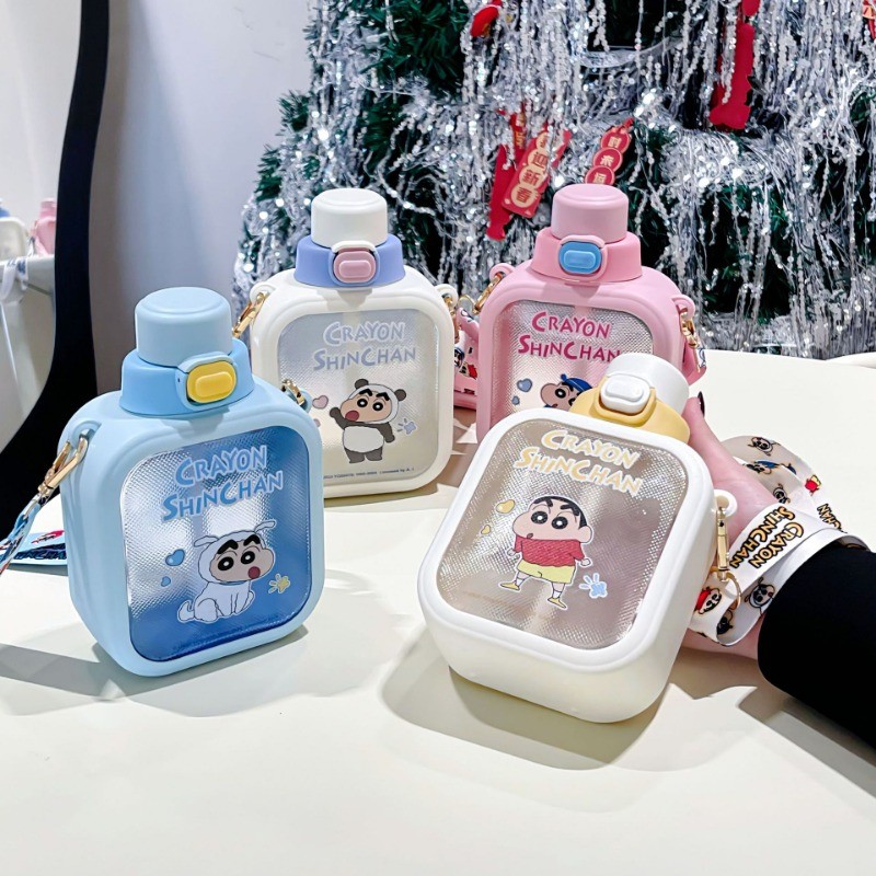 ถ้วยน้ํา Kuromi 2025 สไตล์ใหม่ Crayon Shin-Chan ขวดน้ําพร้อมฟาง Crossbody เด็กนักเรียนถ้วยพลาสติกสี่เหลี่ยมแบบพกพา