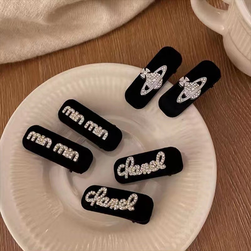 กิ๊บติดผม ผ้ากํามะหยี่ สีดํา สไตล์เกาหลี พร้อมตัวอักษรเพชร เรียบ เครื่องประดับผม แฟชั่นสําหรับผู้หญิง