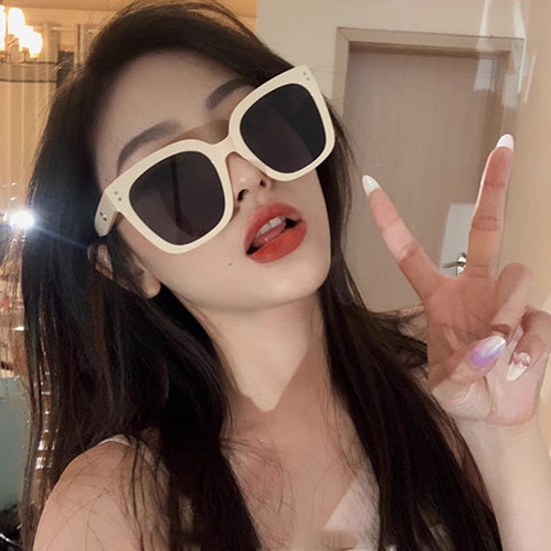 ในไทย แว่นกันแดดjennieสไตล์เดียวกันวินเทจแฟชั่นป้องกันรังสียูวีป้องกันแสงแดดคุณภาพสูงสําหรับทุกเพศใหม่.COD