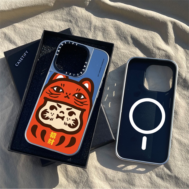 Casetify X PP เคสโทรศัพท์มือถือแบบแข็ง ผิวด้าน ลายแมวนําโชค Daruma สีแดง ดําด้าน สีเงิน พร้อมกระจกแกะสลักโลโก้ สําหรับ IPhone 15 14 13 12 Pro Max Plus