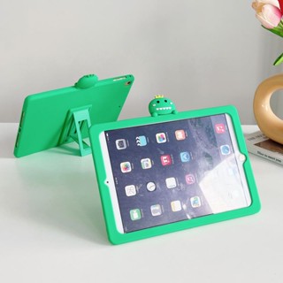 เคส TPU นิ่ม แบบป้องกัน ลายไดโนเสาร์ หมีน่ารัก 3D สีน้ําตาล พร้อมขาตั้ง สําหรับ IPad Mini 6 5th 6th 8th 9th 10th 7th Air 4th 2018 2017 mini6 Air 1 2 3 4 5th 8th