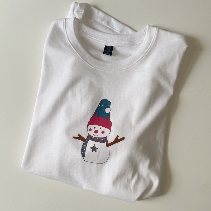 เสื้อยืดคอกลมแขนสััน Unisex ธีมคริสต์มาส ลายซานต้าและสโนว์แมน cotton 100% S-5XL