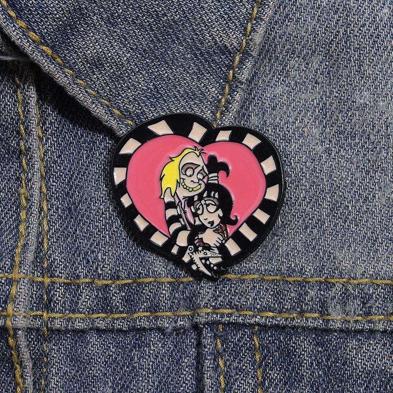 เครื่องประดับ เข็มกลัด รูปหัวใจ ลายอนิเมะ Beetlejuice Lydia Enamel Pin เหมาะกับของขวัญ สําหรับตกแต่งกระเป๋าเป้สะพายหลัง