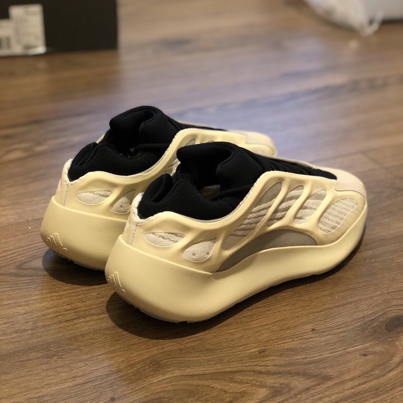 Adidas YEEZY 700 V3 Black Beige Coconut Running Shoes for Men and Women Special Shape FW4980