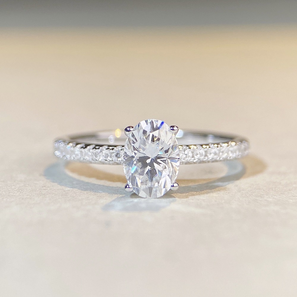 จริง Moissanite 1ct คลาสสิกรูปไข่ตัดสีขาว D หินด้านข้างออกแบบแหวน S925 เงินสเตอร์ลิงพร้อมการรับรอง GRA สามารถ Pass Test สําหรับหมั้นข้อเสนองานแต่งงานวันเกิด