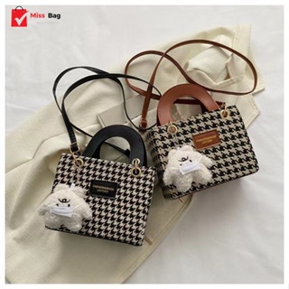 【พร้อมส่ง】miss bag fashion กระเป๋าสะพายข้าง  กระเป๋าผู้หญิง สไตล์เกาหลี พร้อม พวงกุญแจ รุ่น D-1419