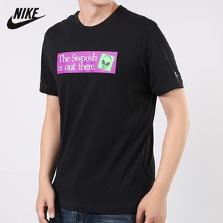 Nike เสื้อยืดแขนสั้นลําลอง คอกลม ผ้าฝ้าย 100% พิมพ์ลายเอเลี่ยน ระบายอากาศ สําหรับผู้ชาย CU6946