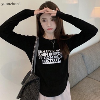 Yuan เสื้อยืดแขนยาว คอกลม พิมพ์ลายตัวอักษร ทรงไม่สมมาตร แฟชั่นฤดูใบไม้ร่วง สําหรับผู้หญิง ZHN