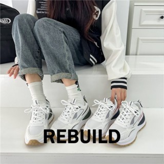 REBUILD  รองเท้าผ้าใบผู้หญิง สีขาว พื้นหนา รองเท้าผ้าใบส้นสูงส้นหนา รองเท้าแฟชั่น ผูกเชือก  บุนวมนุ่ม เหมาะ สม ด้านล่างดูดซับแรงกระแทก มีก้นหนา FBX239164G37Z230915