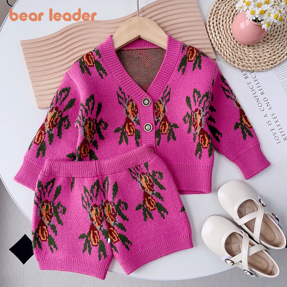 Bear leader เสื้อกันหนาวแขนยาว คอวี ผ้าถัก พิมพ์ลายดอกไม้ และกางเกงขาสั้น พิมพ์ลายหมี แฟชั่นฤดูหนาว สําหรับเด็กผู้หญิง จํานวน 2 ชิ้น