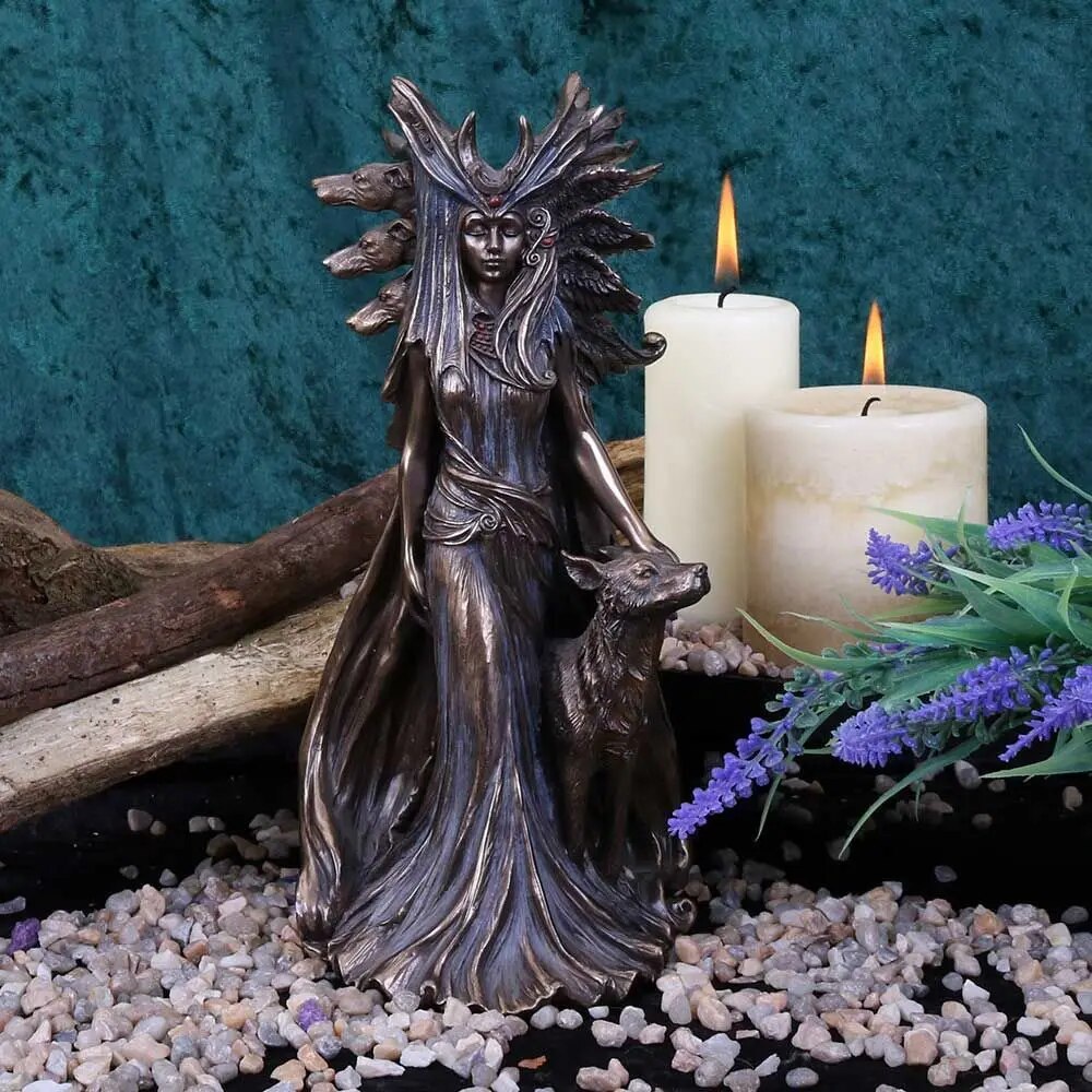 Home Decor Hecate Greek Goddess of Magic with Her Hounds Statue Witch Decoration Home Room Decoratio