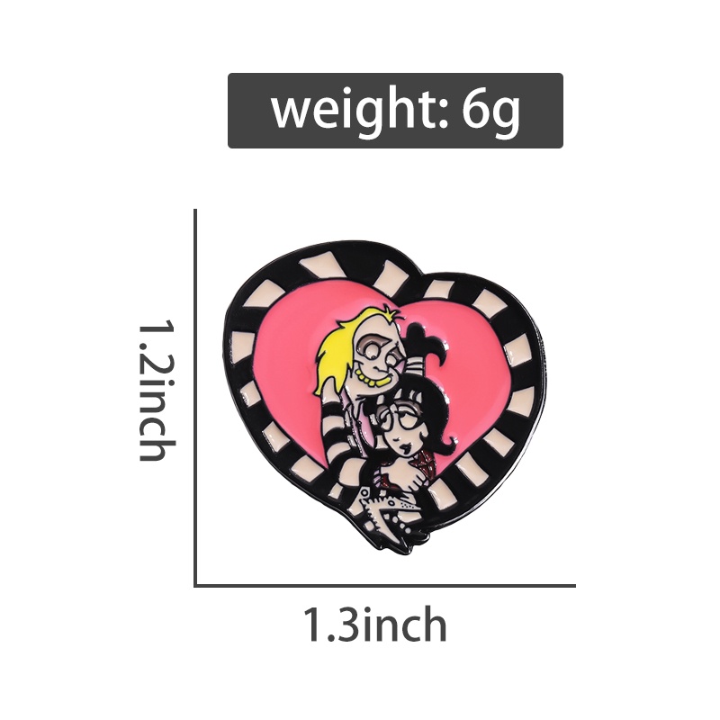 เครื่องประดับ เข็มกลัด รูปหัวใจ ลายอนิเมะ Beetlejuice Lydia Enamel Pin เหมาะกับของขวัญ สําหรับตกแต่งกระเป๋าเป้สะพายหลัง
