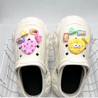 จี้Clog ตกแต่งชุดอุปกรณ์เสริมทั้งหมด Croc charm จิ๊บบิท Charmsจิ๊บบิทติดรองเท้า Jitbitz Chain Croc charm Jibbitz Charm croc shoe Croc jibbitz Jibitzตุ๊กตาติดรองเท้า jibbitz crocs ตัวติดรองเท้า crocs รองเท้า เครื่องประดับแฟชั่น