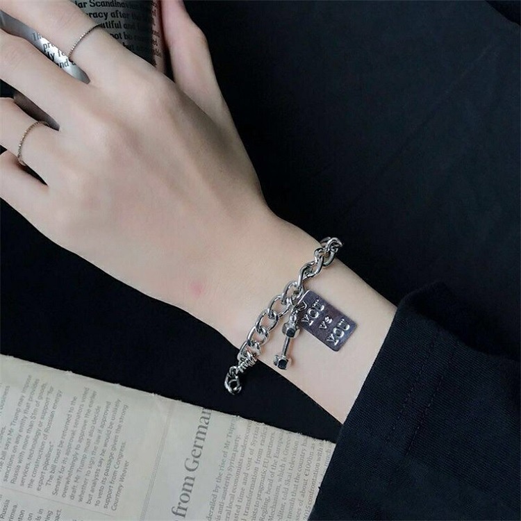 เครื่องประดับ สร้อยข้อมือ สายโซ่โลหะ จี้ดัมเบล สไตล์วินเทจ แฟชั่นคู่รัก สําหรับผู้ชาย และผู้หญิง