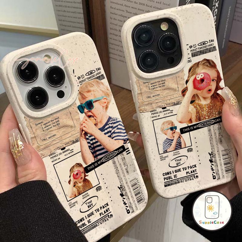 คู่รักน่ารักตลกเด็กหญิงตัวเล็ก ๆ หนังสือพิมพ์การ์ตูนย่อยสลายได้ iPhone 11 15 12 14 13 Pro Max X XR XS Max 6s 6 7 8 Plus
