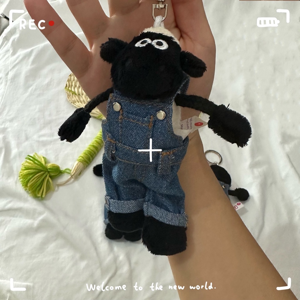 Pilot Lamb ins Overalls ขนสัตว์สีดําตัวน้อยตุ๊กตาผ้ากํามะหยี่ตุ๊กตาพวงกุญแจกระเป๋าจี้
