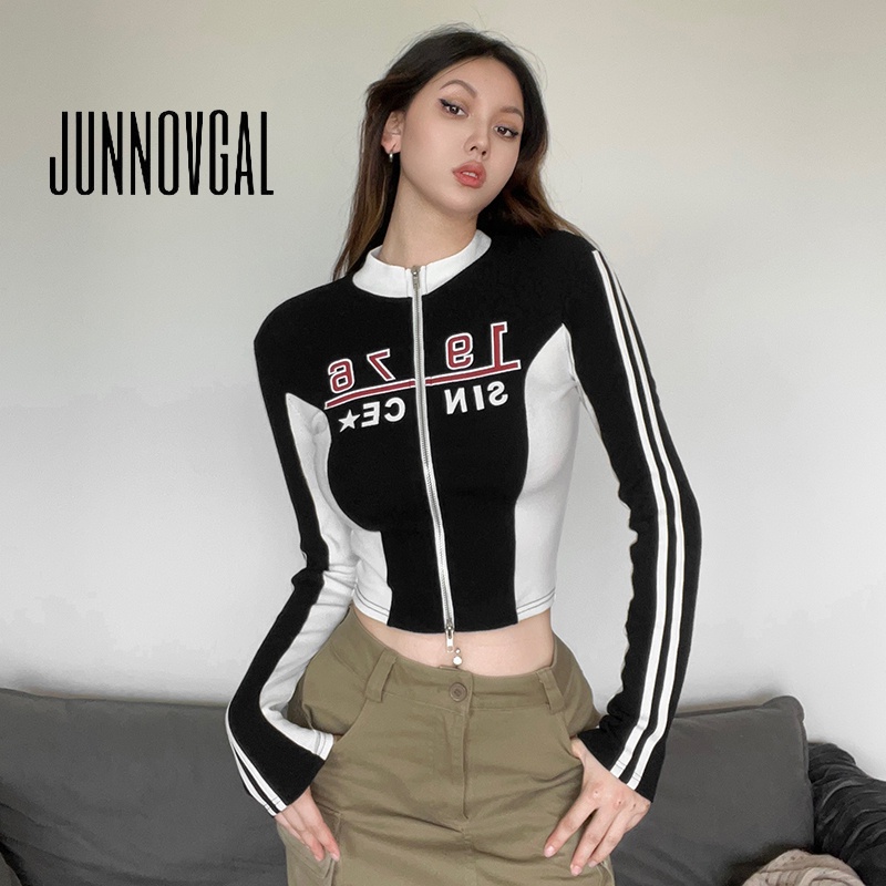 Junnovgal เสื้อยืดคอกลม แขนยาว พิมพ์ลายตัวอักษร ทรงหลวม สีตัดกัน แฟชั่นสําหรับผู้หญิง 2023