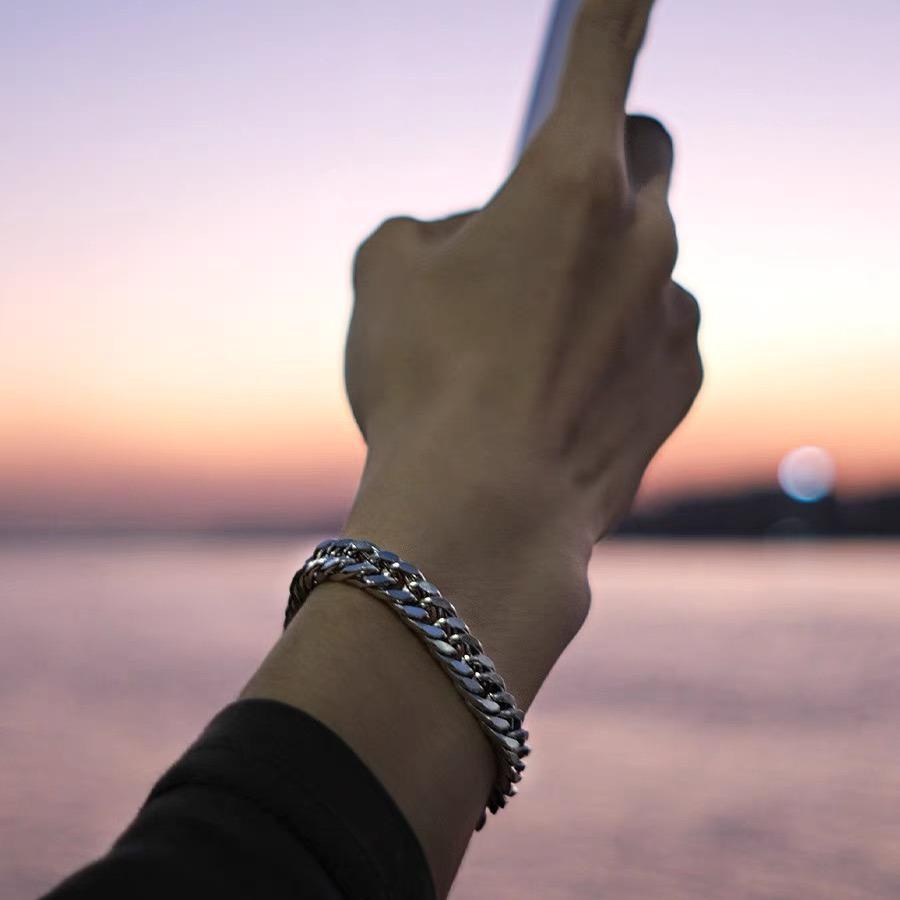 สร้อยข้อมือคิวบา สไตล์ผู้ชายแกร่ง สไตล์ฮิปฮอป ทันสมัย ​​เรียบง่าย เหมาะสำหรับทุกคน วัสดุเหล็กไทเทเนียม ไม่ซีดจาง