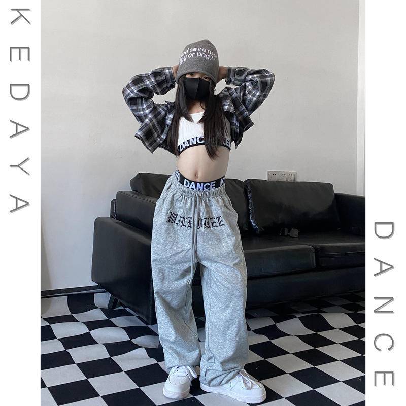 [KeDaYa] เสื้อผ้าสไตล์ฮิปฮอปสำหรับเด็กผู้หญิง พร้อมส่ง เสื้อสายเดี่ยวสีขาว กางเกงกีฬา เสื้อคลุมลายสก็อต แฟชั่นเกาหลี Y2K สไตล์อเมริกันเรโทร
